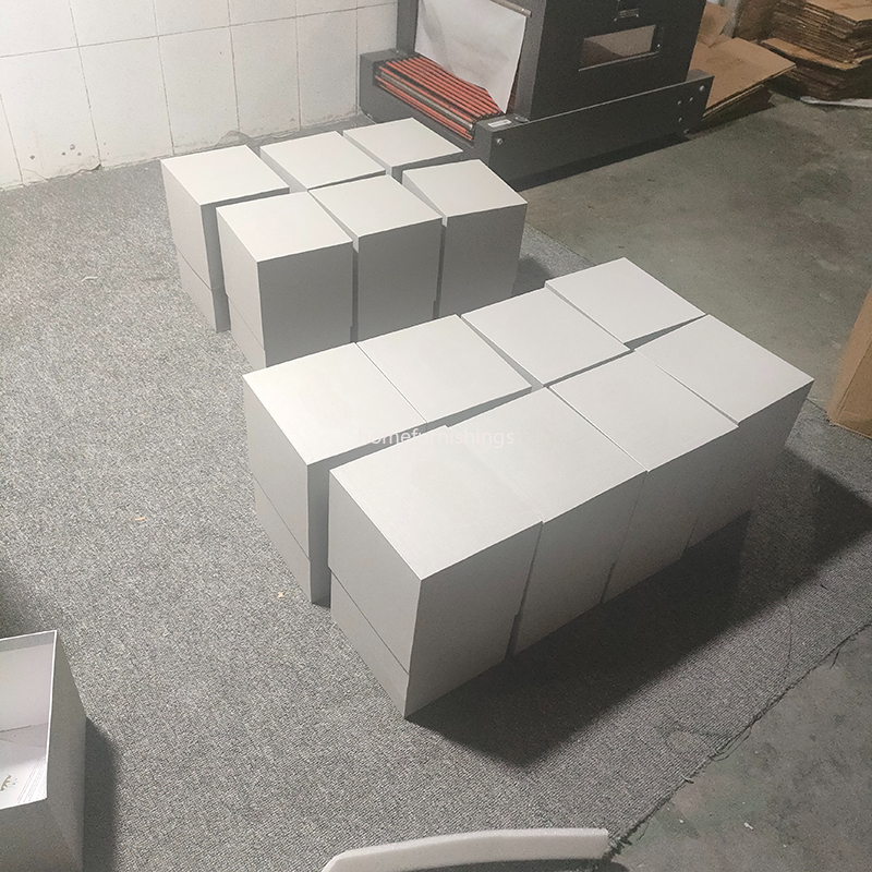 Set Posate 24 Pezzi Placcatura Argento Con Custodia a Forma di Uovo Design Elegante