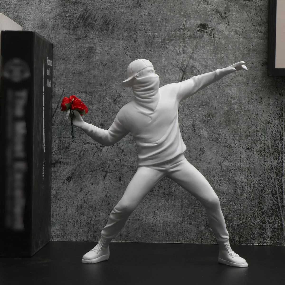 1 pc Resin Banksy Sculptures Flower Thrower Statue Bber He Decoration Desk Accessories Collectible Figurine Decorative Inter Y250509