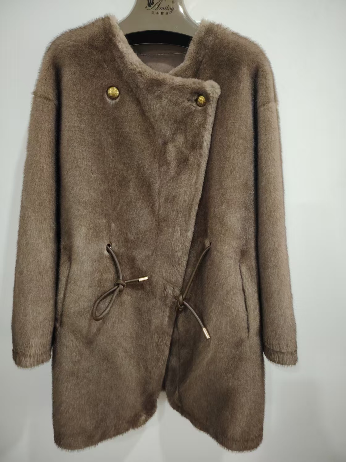 Chic Long-Sleeved Women's Winter Coats Made of Soft Artificial Fur Trendy & Durable