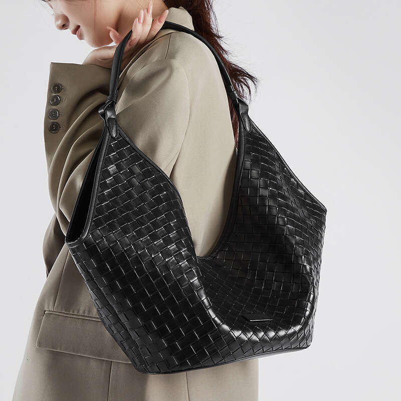 Real leather large capacity women new style bags fashionable and stylish cowhide woven pattern for s class commuting bag