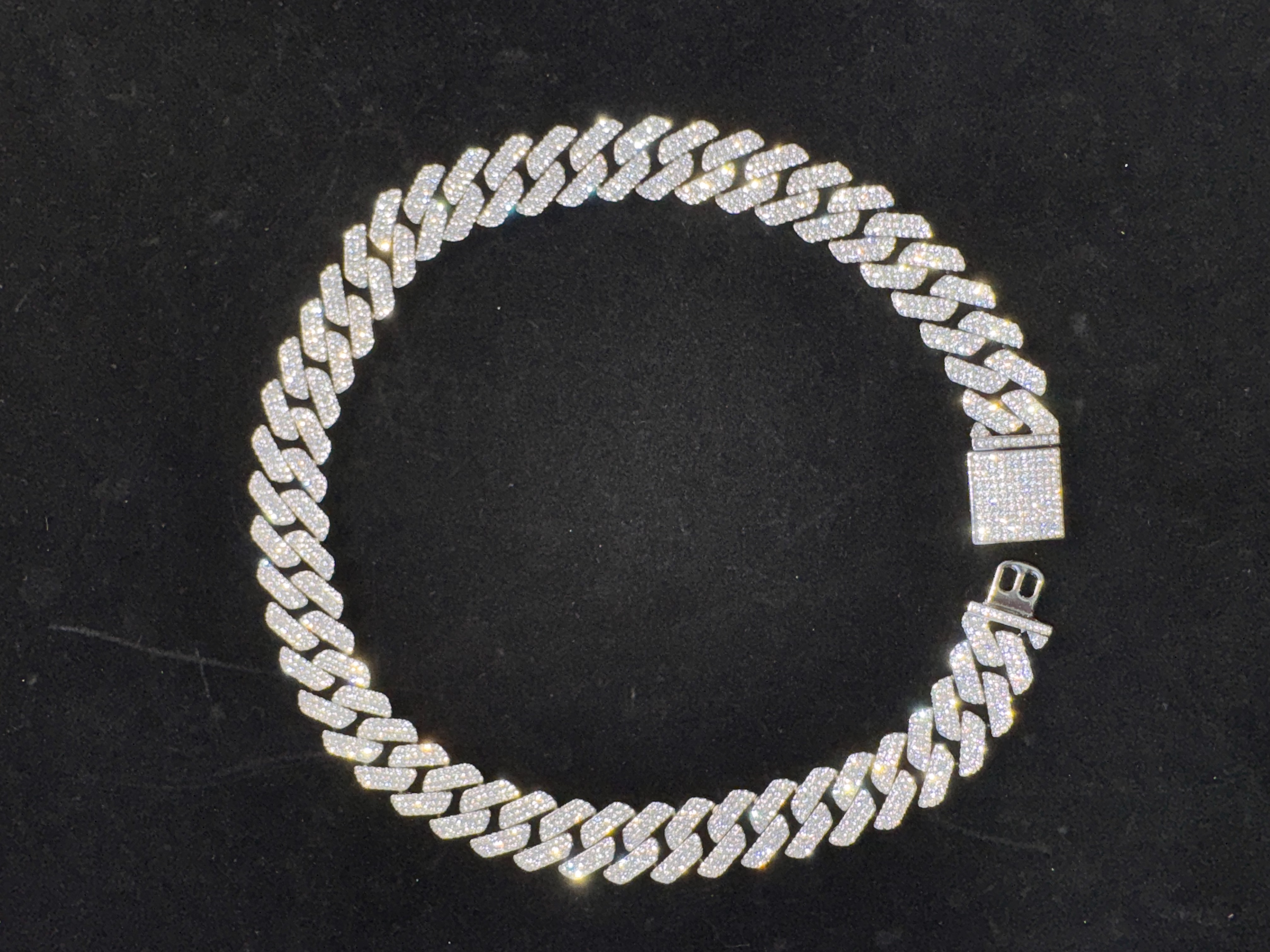 This season's newly launched 18mm wide luxury high-quality Cuban chains are men's Mosan stone necklace and men's hip-hop bracelet.