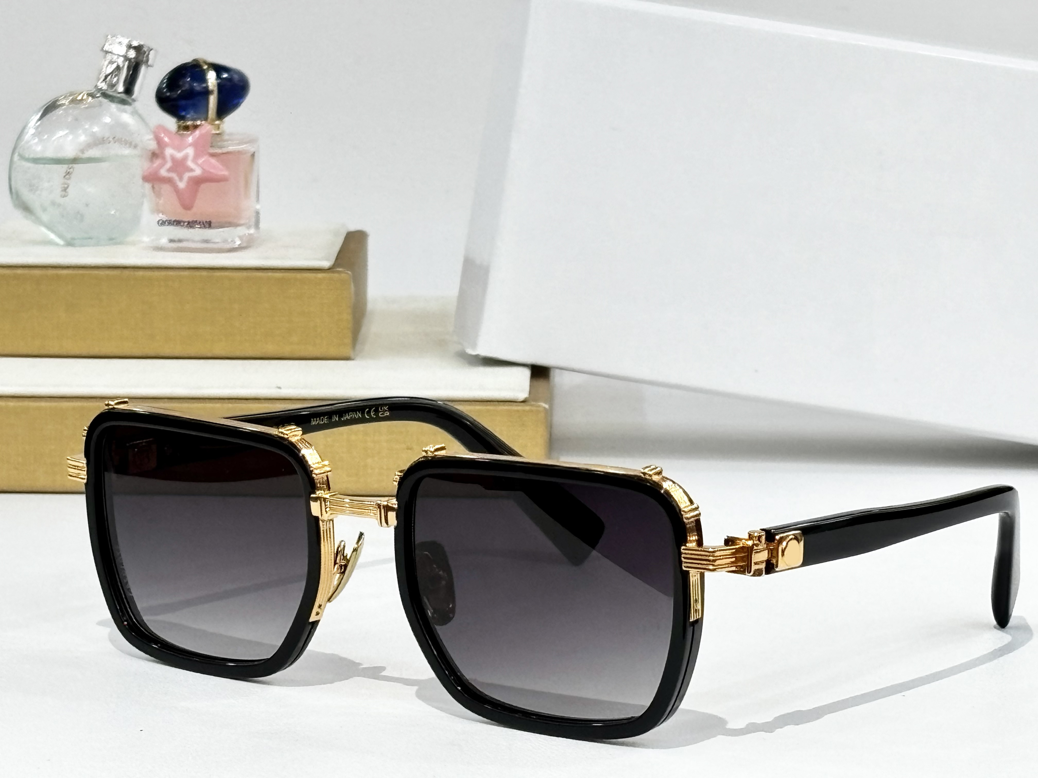 Sunglasses For Men and Women Popular AKONI Designer Outdoor Fashion Summer Catwalk Beach Style Anti-Ultraviolet UV400 Retro Square Full Frame Glasses Random Box