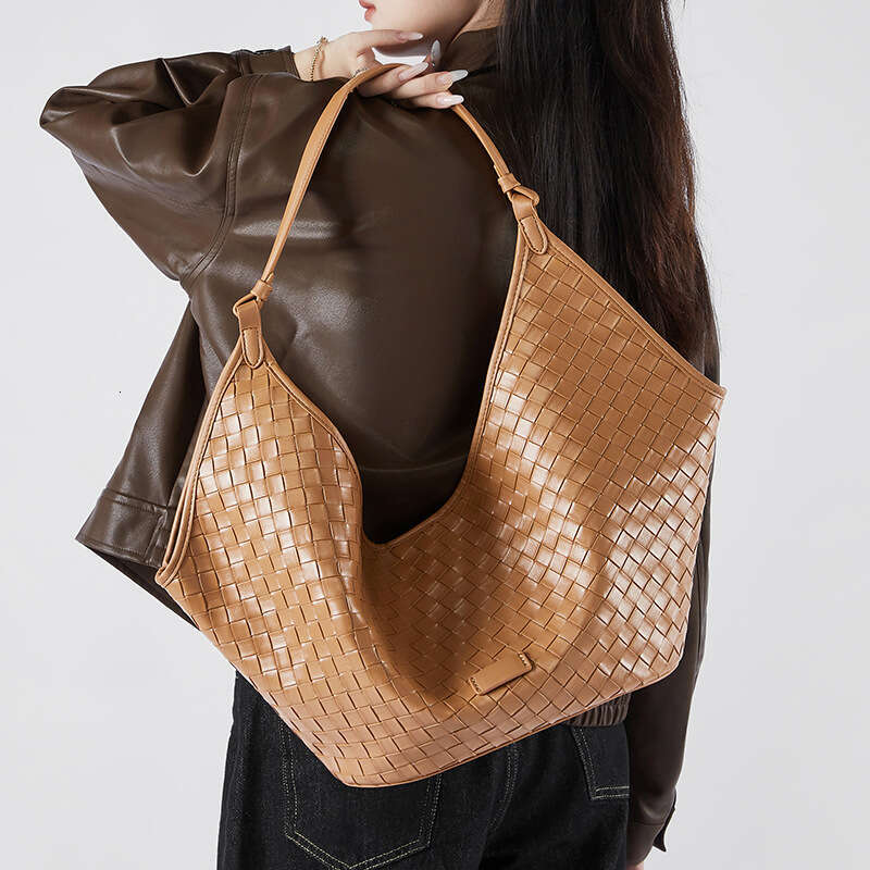 Real leather large capacity women new style bags fashionable and stylish cowhide woven pattern for s class commuting bag