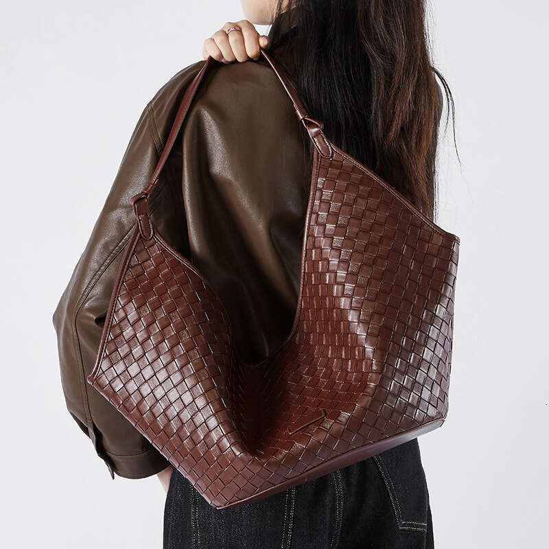 Real leather large capacity women new style bags fashionable and stylish cowhide woven pattern for s class commuting bag
