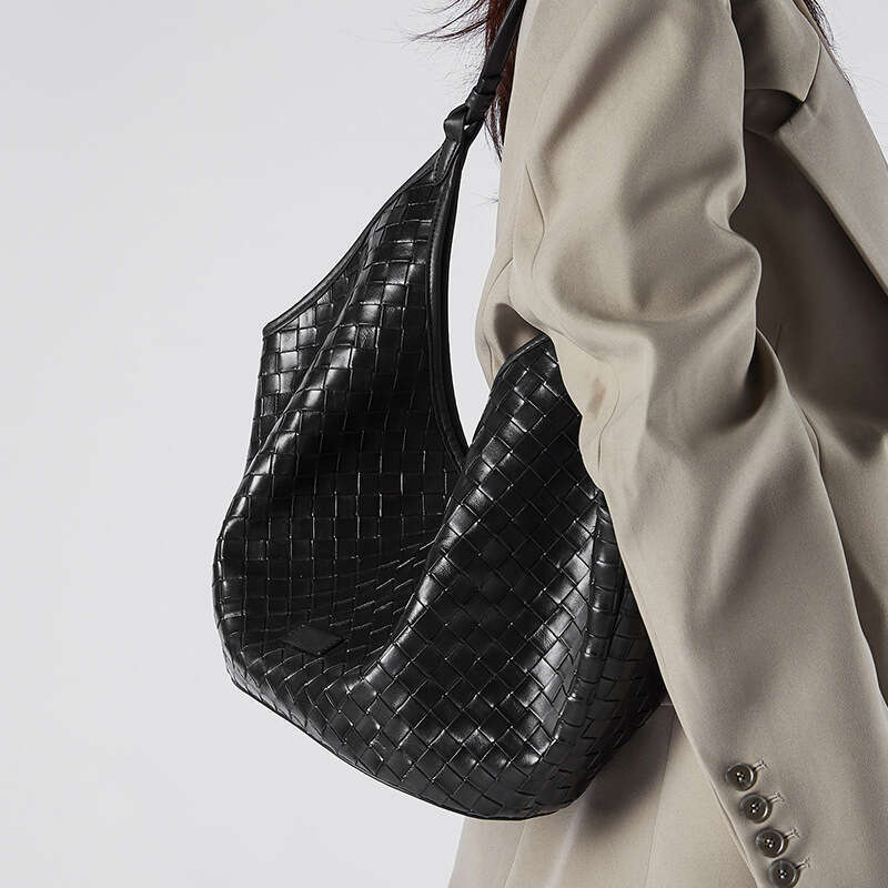 Real leather large capacity women new style bags fashionable and stylish cowhide woven pattern for s class commuting bag