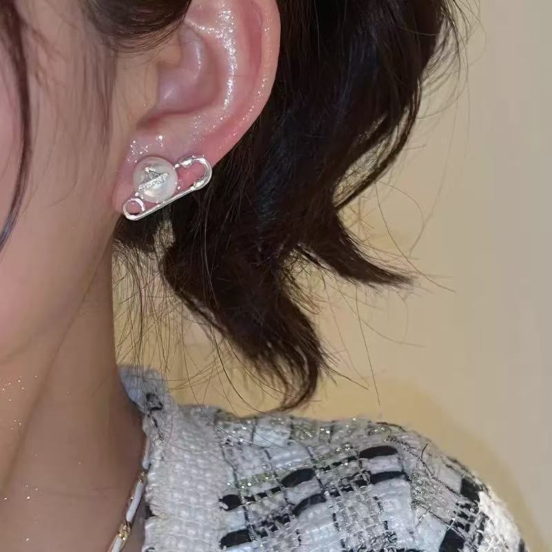 2025 fashion personality Saturn planet pin niche temperament versatile paper clip earrings for women