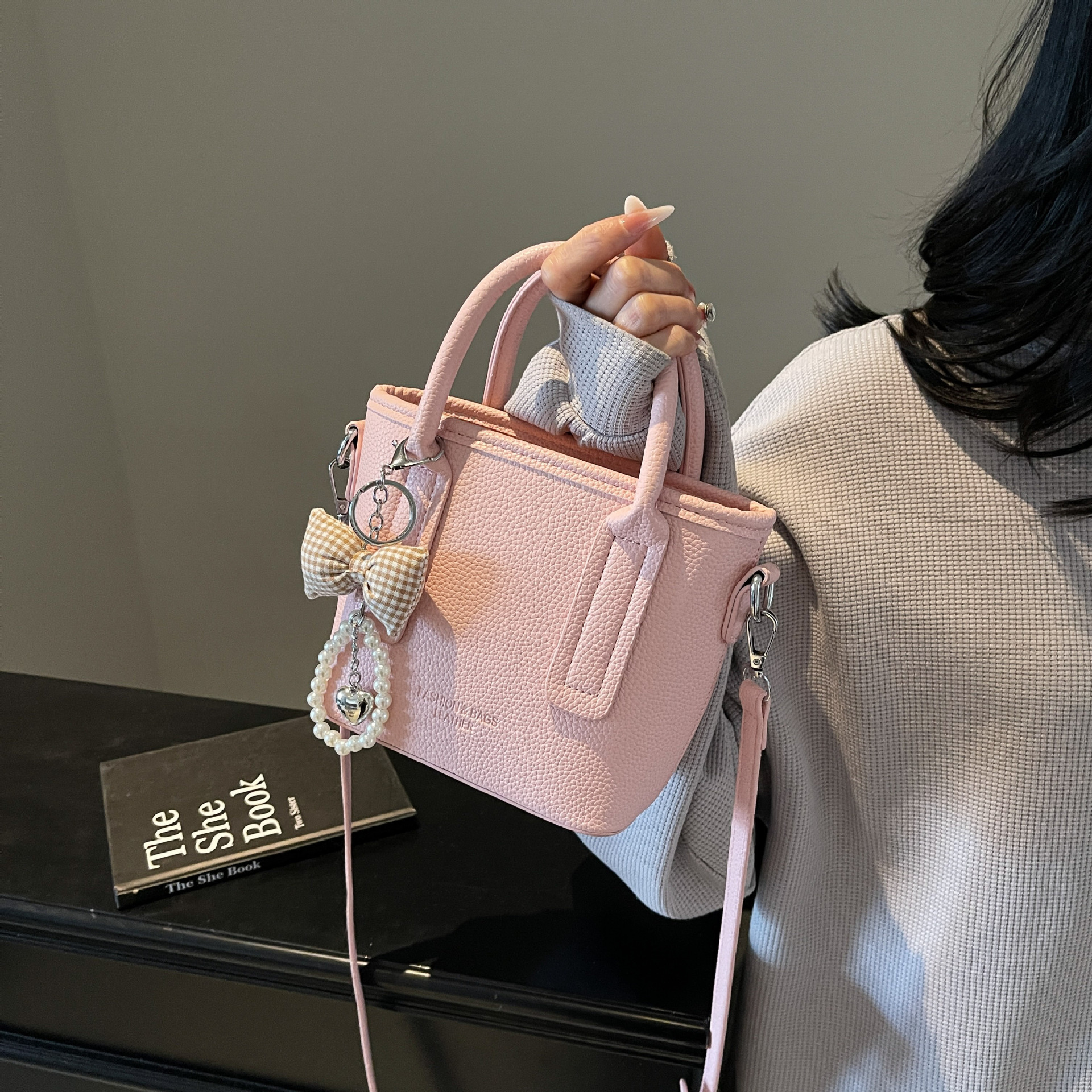 New designer bag, fashionable high beauty style small handbag, new multifunctional lychee pattern single shoulder bucket bag, niche light luxury cross