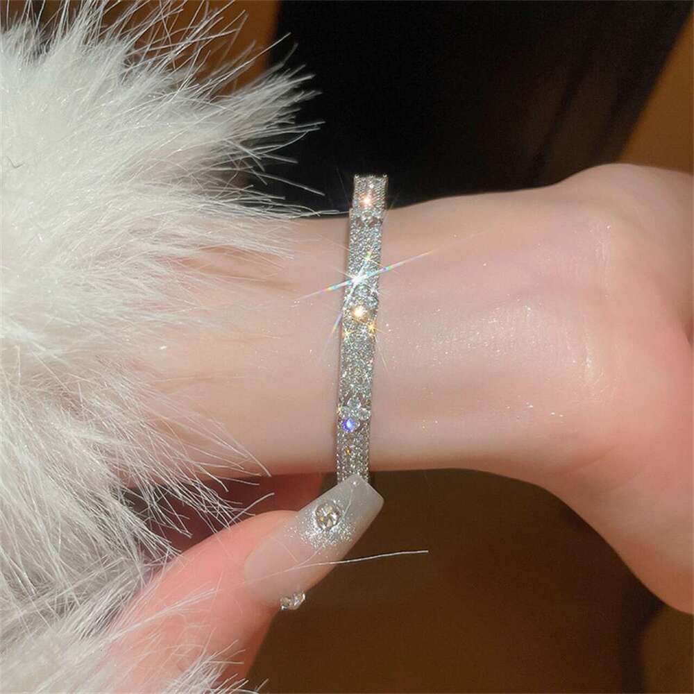 2025 hot designer Bracelet Light Zircon Letter Flower Bracelet, Fashionable High Quality Charm Bracelet for Commuting, Small and Exquisite