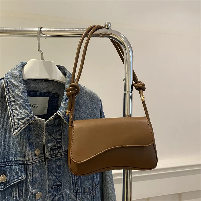 2025 designer bags simple and versatile bag solid color black for ladies is daily versatility