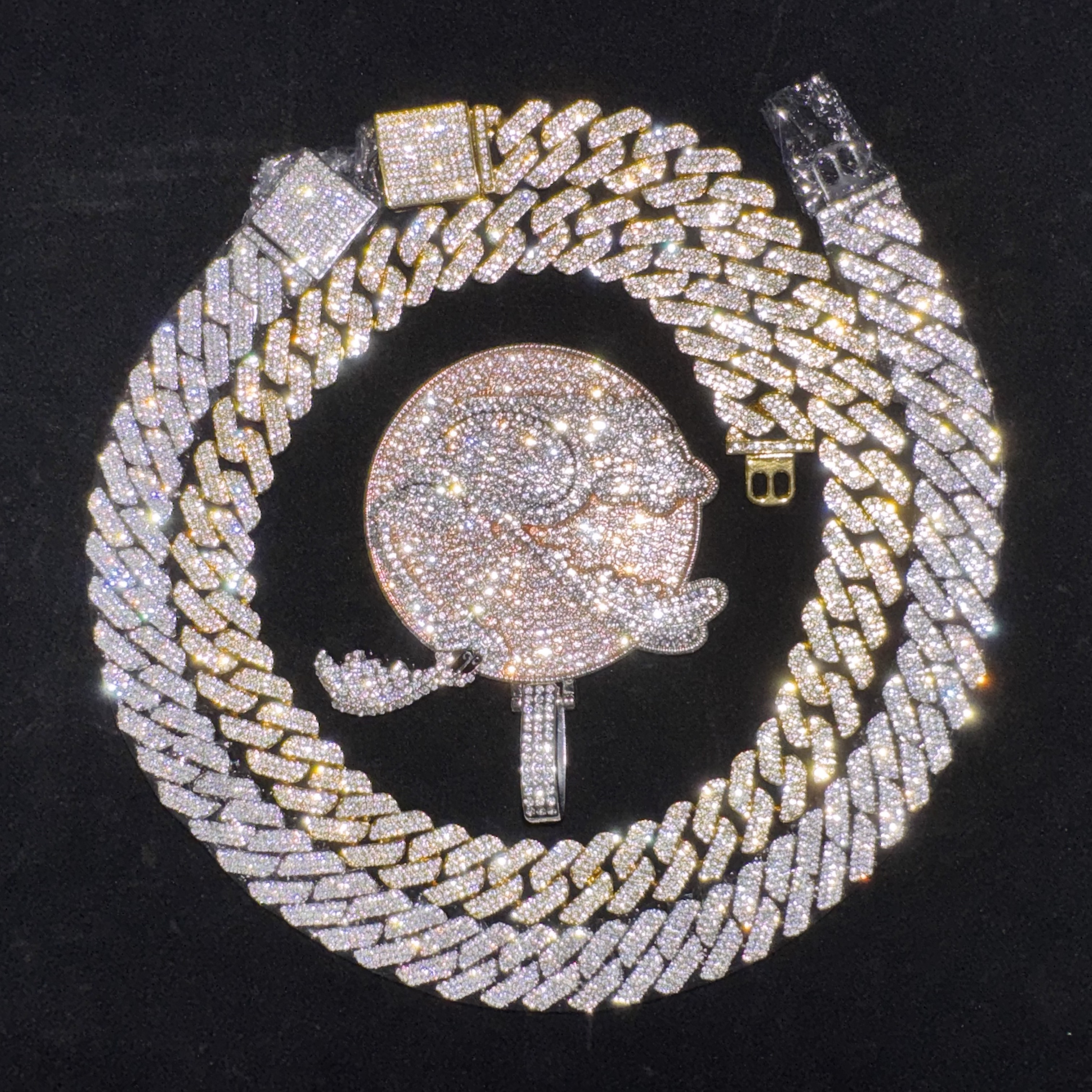 This season's newly launched 18mm wide luxury high-quality Cuban chains are men's Mosan stone necklace and men's hip-hop bracelet.