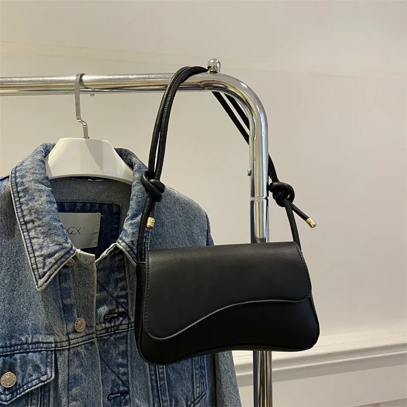 2025 designer bags simple and versatile bag solid color black for ladies is daily versatility