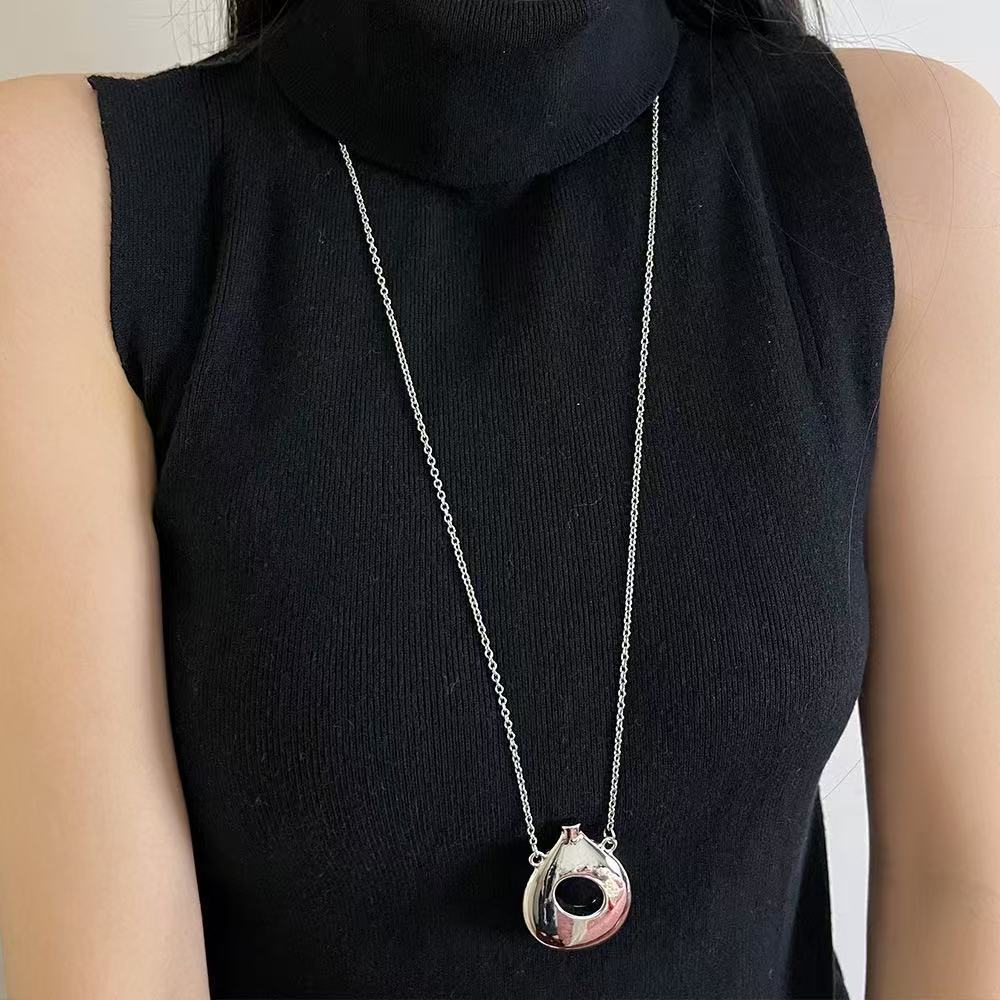 2025 Sculpture Hollow Solid Irregular perfume Bottle Pendant Small Design High Fashion Minimal Necklace Female