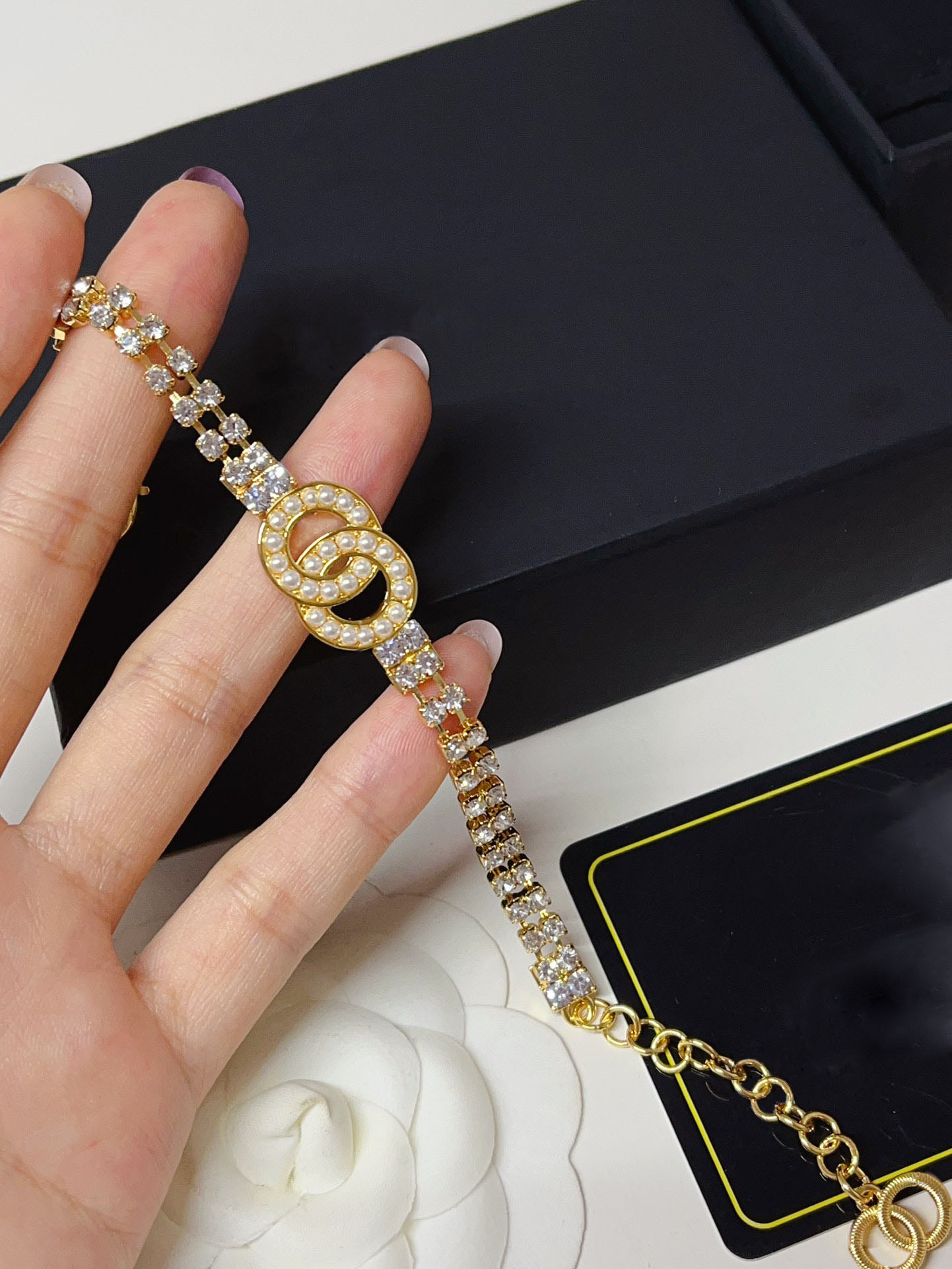 Flower Bracelet Bangle Crystal Leather Bracelet Women's Romantic Fashion Jewelry Accessories Wedding Party Luxury Jewelry Geometry Round Letter Chain Bracelet