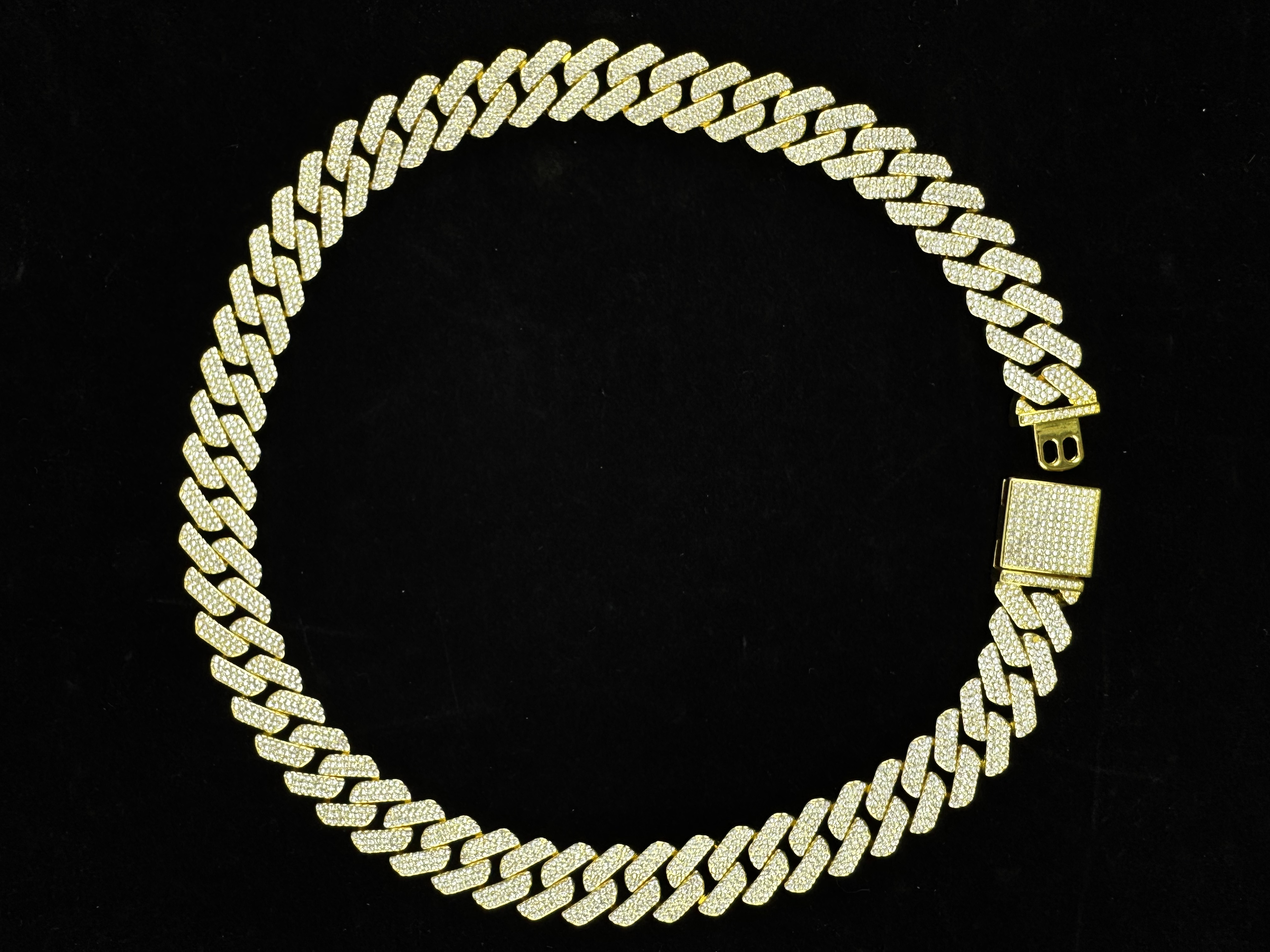 This season's newly launched 18mm wide luxury high-quality Cuban chains are men's Mosan stone necklace and men's hip-hop bracelet.
