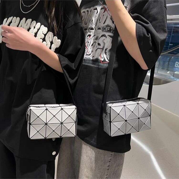 2025 new lightweight square diamond grid Cupid geometric single shoulder hand-held crossbody fashionable