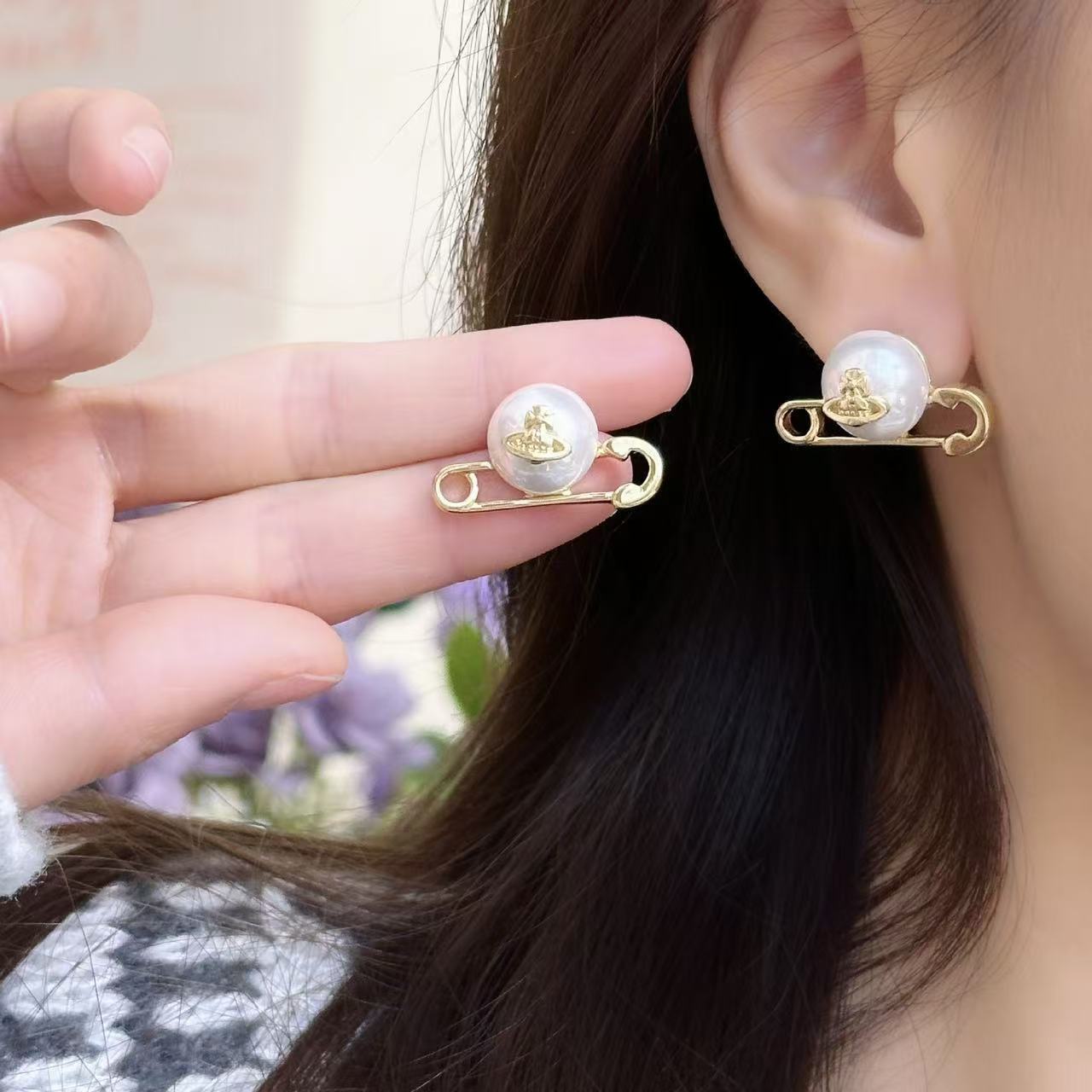 2025 fashion personality Saturn planet pin niche temperament versatile paper clip earrings for women