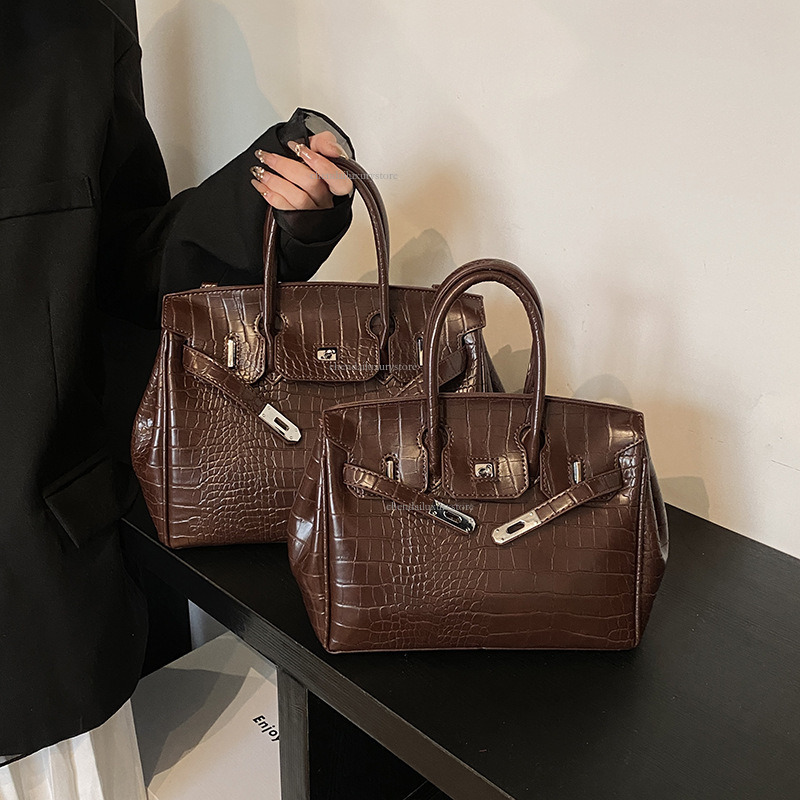 2025 New Fashionable Women's Shoulder Bag Designer Luxury Crocodile Leather Texture Metal Lock Handbag Practical Flip Commuter Crossbody Bag Stor