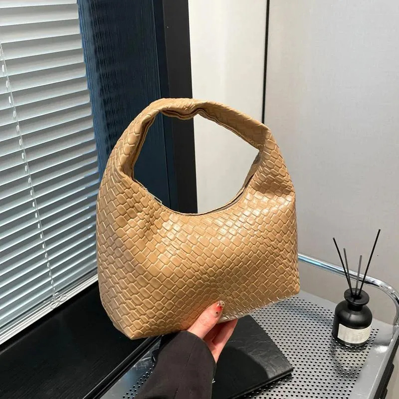 Totes Fashion Trendy Woven Commuting Minimalist Tote Shoulder Bag Niche Design Underarm Large Capacity 2025 New Free Delivery Designer Bag
