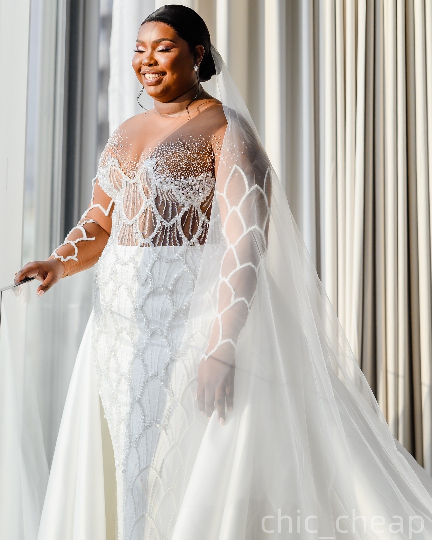 2025 Aso Ebi Plus Size Ivory Wedding Dress Beaded Sequined Sheath Illusion Satin Detachable Train Sparkly Vintage Bridal Gowns Dresses ZJ0658