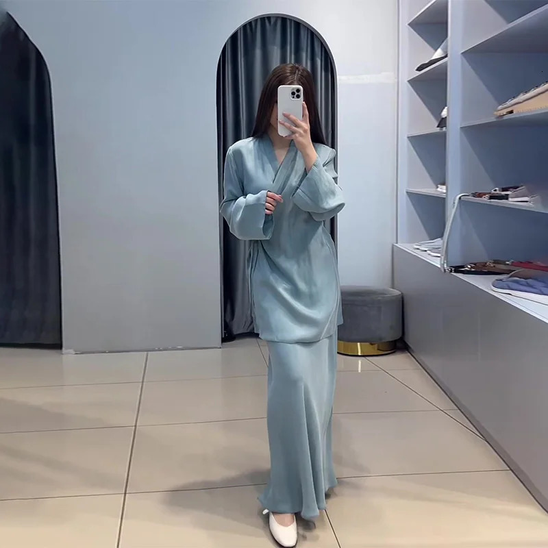 Retro womens skiing set autumn long sleeved satin twopiece elegant casual sleepwear loose 250430Z