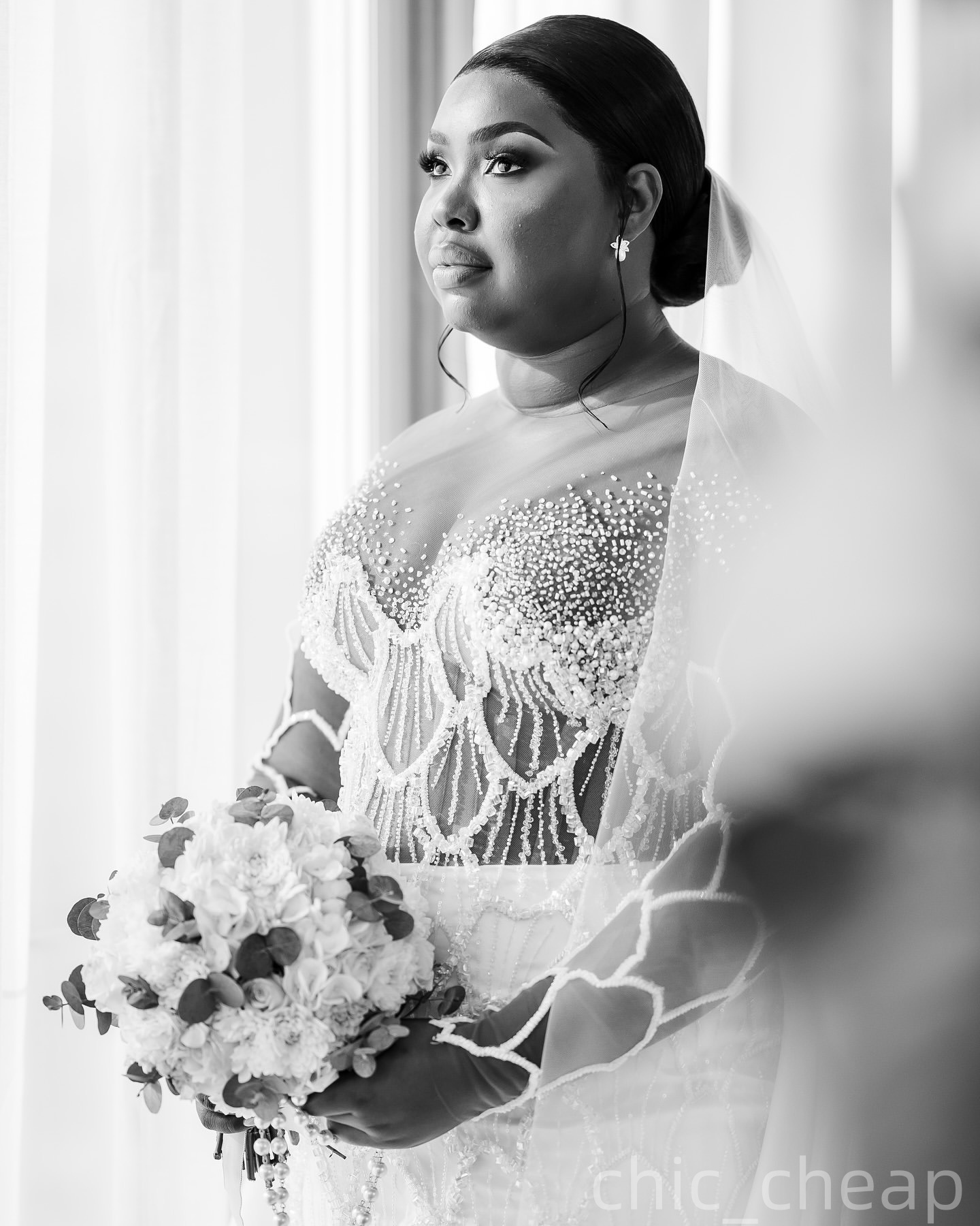 2025 Aso Ebi Plus Size Ivory Wedding Dress Beaded Sequined Sheath Illusion Satin Detachable Train Sparkly Vintage Bridal Gowns Dresses ZJ0658
