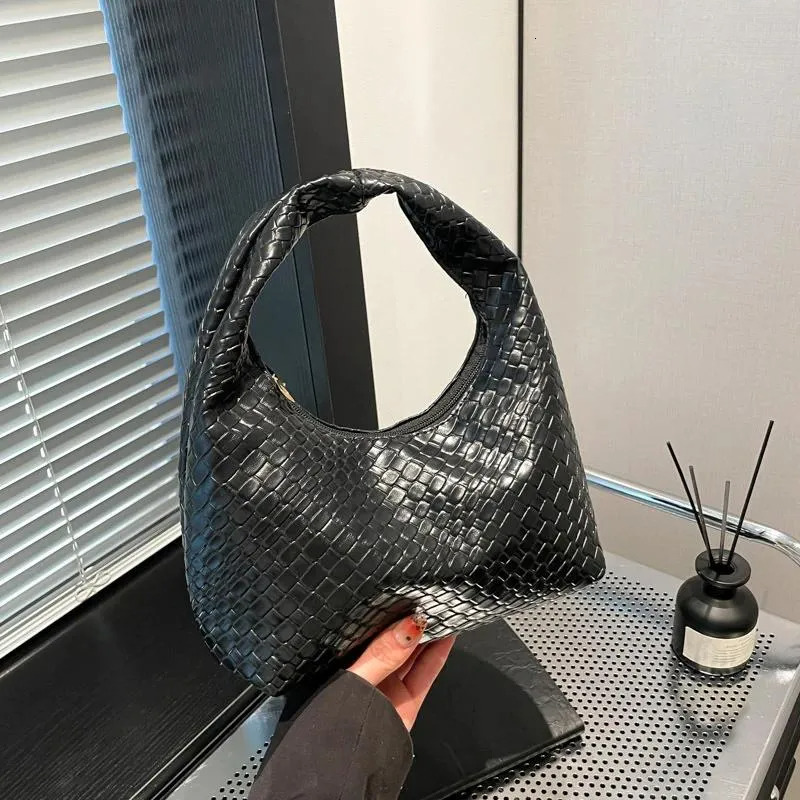 Totes Fashion Trendy Woven Commuting Minimalist Tote Shoulder Bag Niche Design Underarm Large Capacity 2025 New Free Delivery Designer Bag
