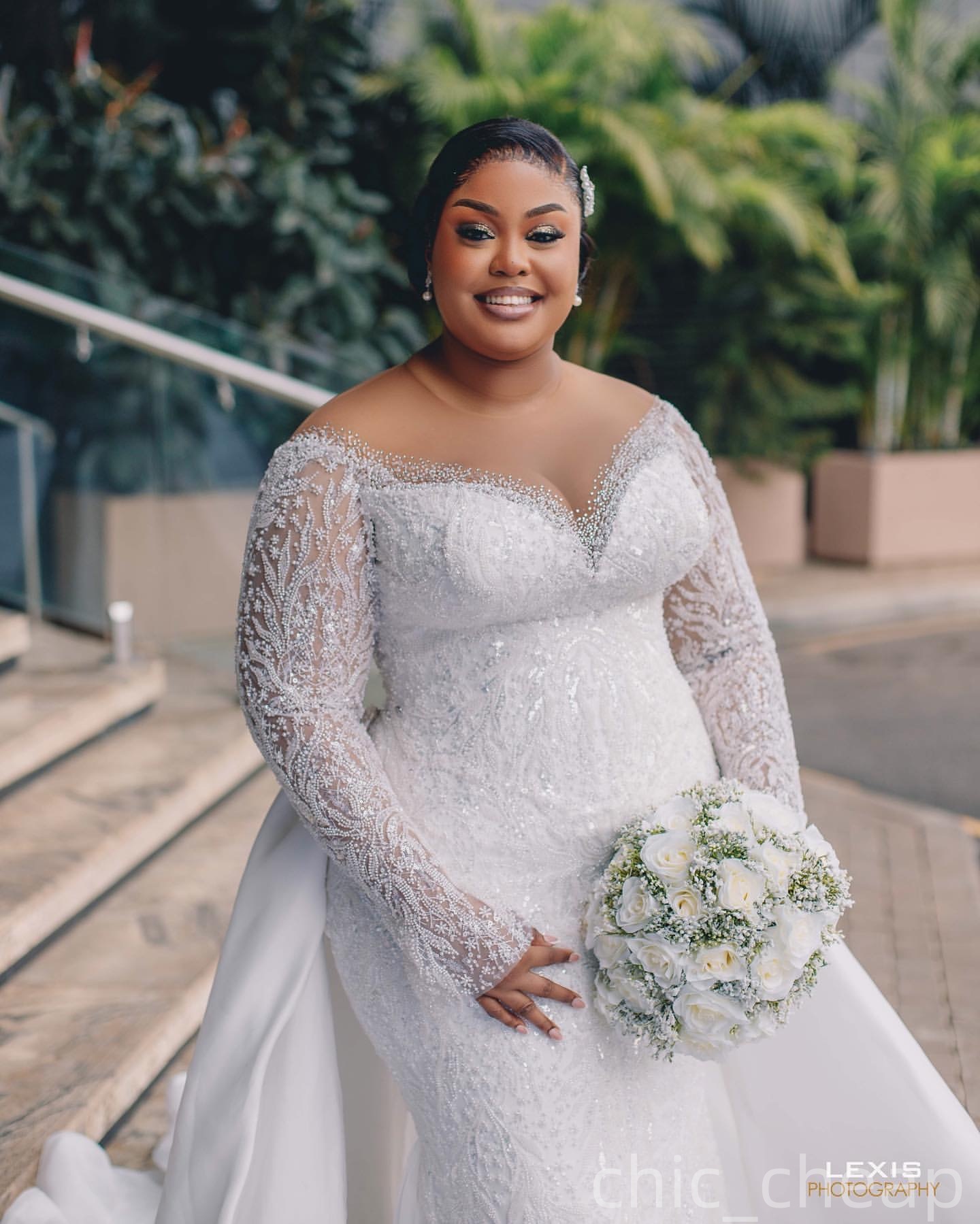 2025 Aso Ebi Plus Size Ivory Wedding Dress Beaded Full Sleeves Sequined Lace Detachable Train Sparkly Vintage Bridal Gowns Dresses ZJ0657