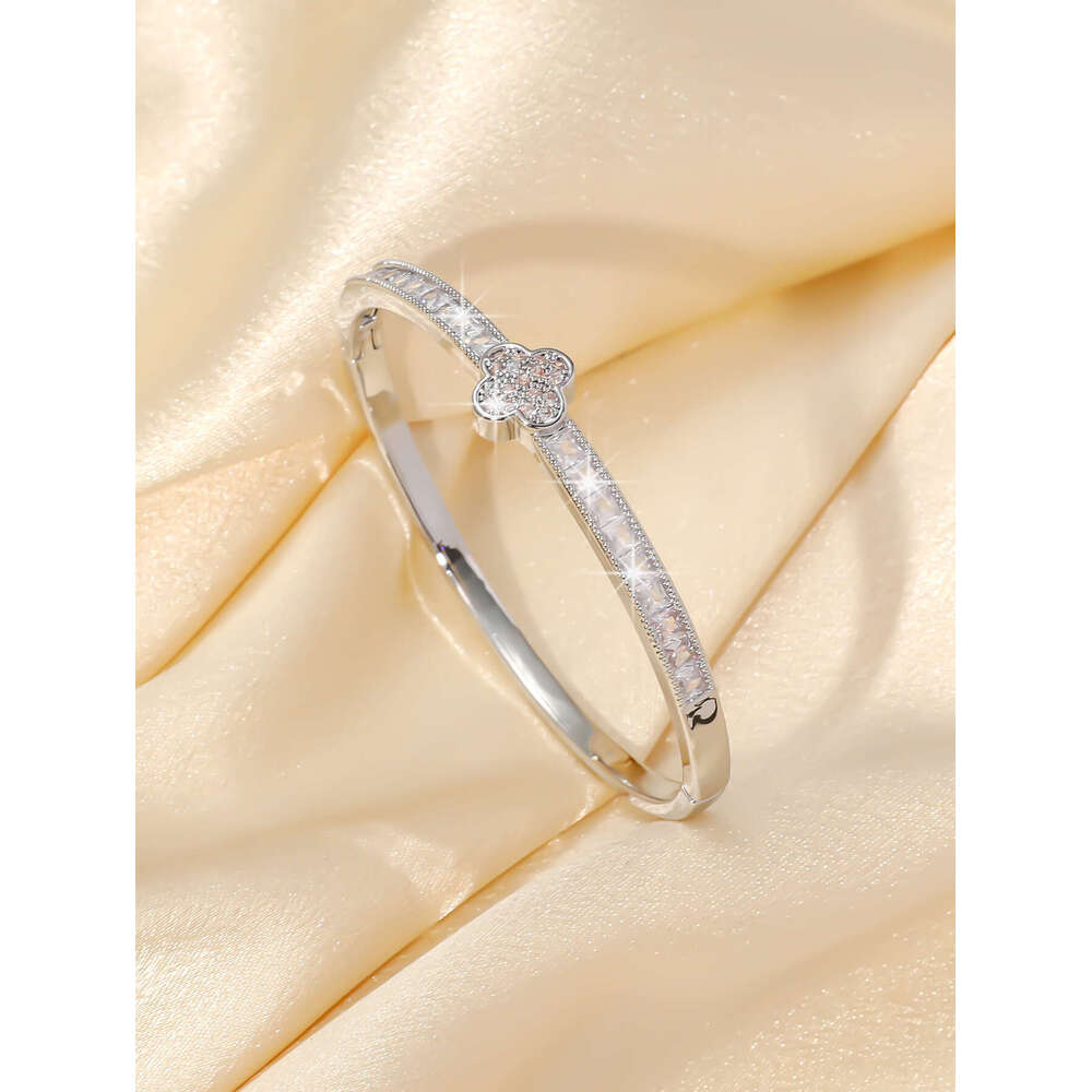 2025 clover bracelet and atmospheric setting with zircon ,Instagram personalized designer jewelry with box