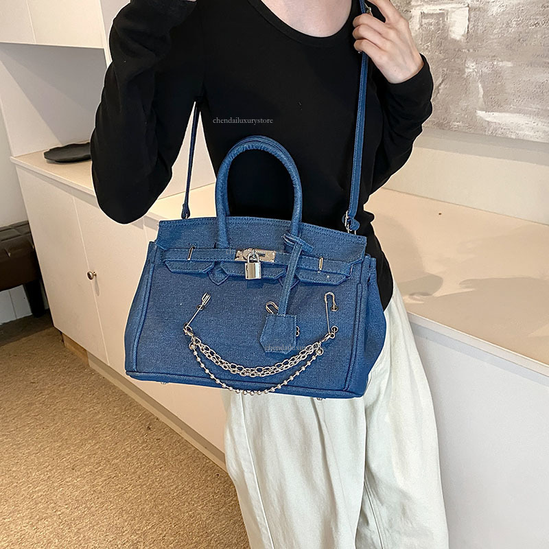 2025 Women's Personalized Denim Handbag Designer, Worn-out Needle Chain Shoulder Crossbody Bag, Flip Metal Buckle Casual Storage Bag, Commuting B