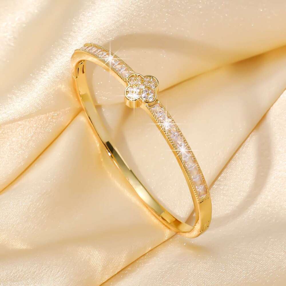 2025 clover bracelet and atmospheric setting with zircon ,Instagram personalized designer jewelry with box