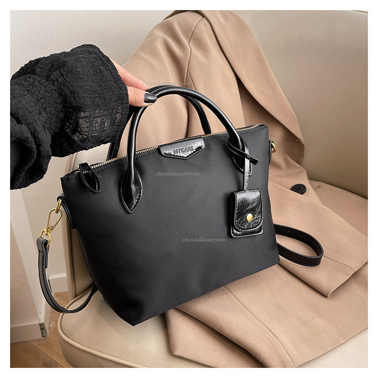 Designer Oxford Cloth Shoulder Bag Women's Simple Contrasting Letter Handbag 2025 New Fashionable Lightweight Commuting Shoulder Bag Crossbody Ba