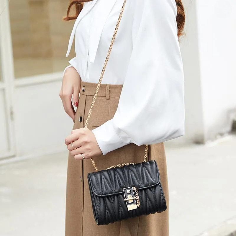 Chinese Embroidered Handbags: Guangzhou Women's Autumn/winter European & American Style Dia Embroidery Thread Lock Single New Free Delivery Desig