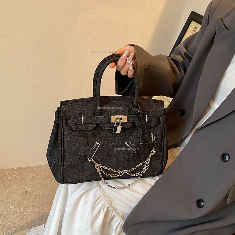 2025 Women's Personalized Denim Handbag Designer, Worn-out Needle Chain Shoulder Crossbody Bag, Flip Metal Buckle Casual Storage Bag, Commuting B