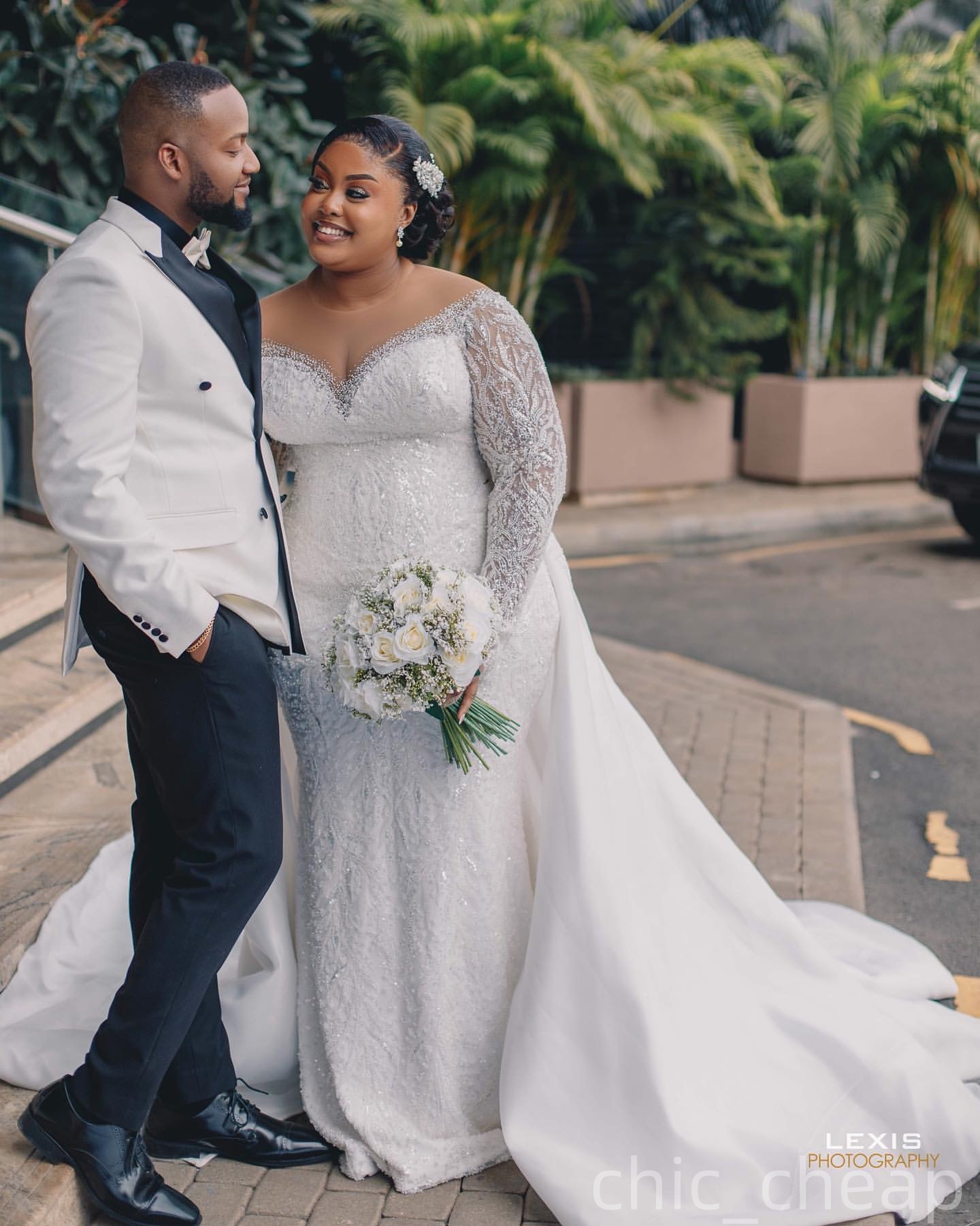 2025 Aso Ebi Plus Size Ivory Wedding Dress Beaded Full Sleeves Sequined Lace Detachable Train Sparkly Vintage Bridal Gowns Dresses ZJ0657