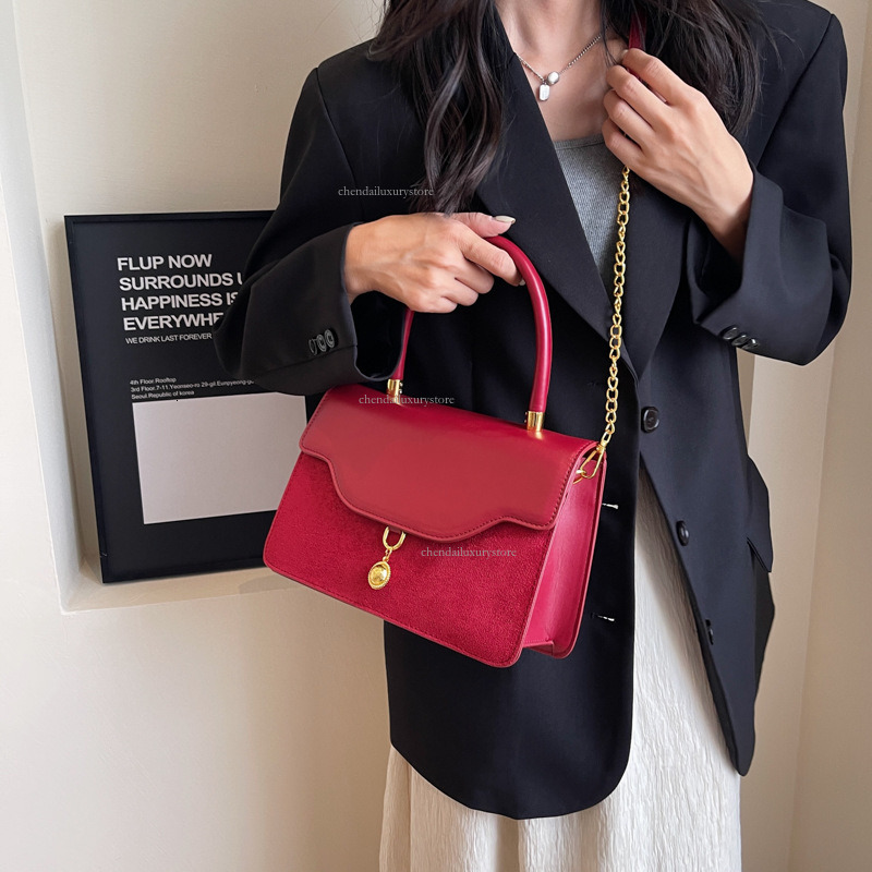 2025 New Women's Luxury Shoulder Bag Designer Minimally Elegant Red Bridal Handbag Retro Velvet High Quality Cross Body Small Square Bag Crossbod