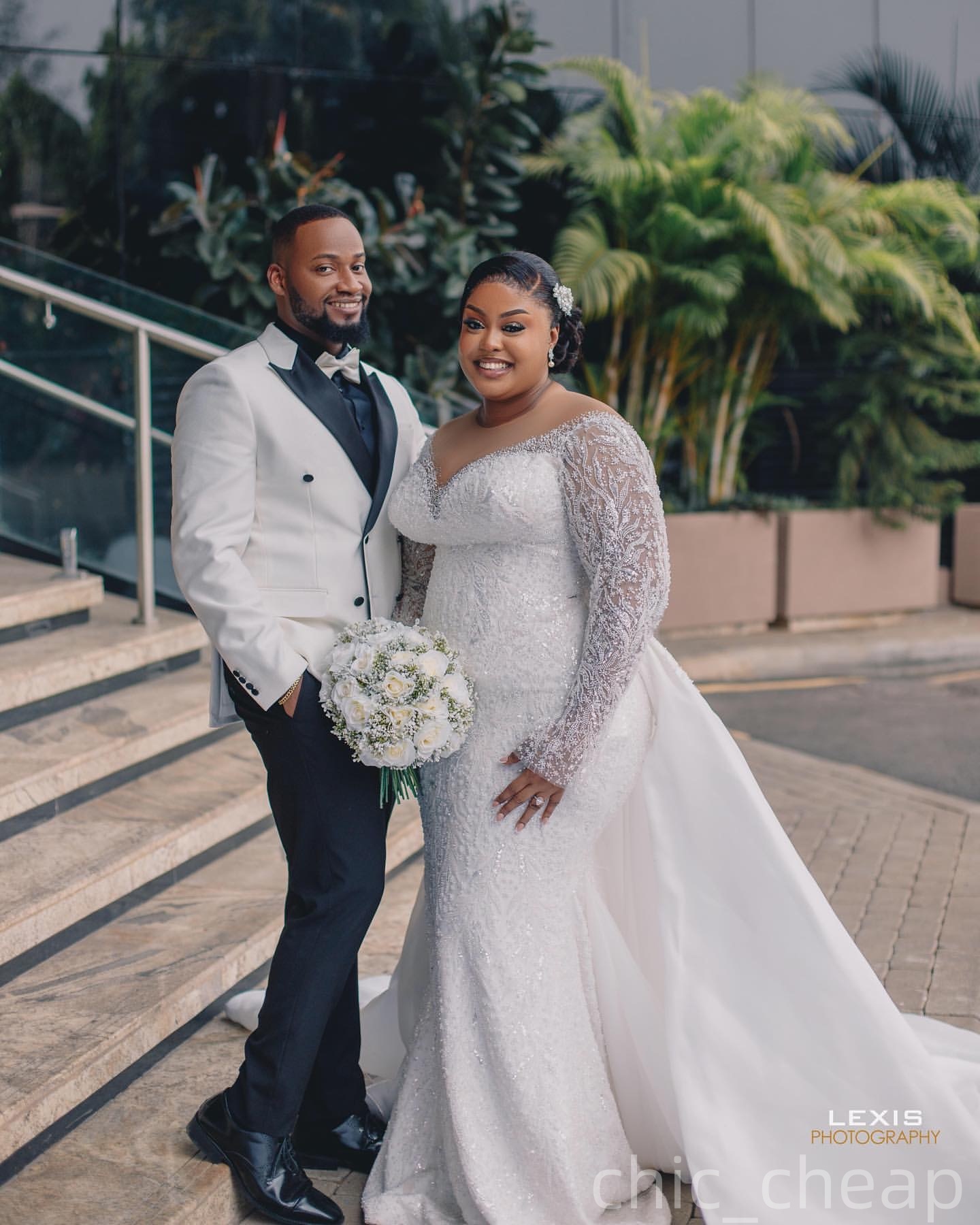 2025 Aso Ebi Plus Size Ivory Wedding Dress Beaded Full Sleeves Sequined Lace Detachable Train Sparkly Vintage Bridal Gowns Dresses ZJ0657