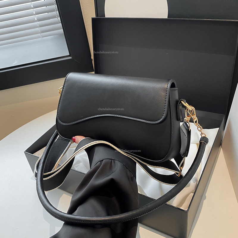 2025 New Fashionable Shoulder Designer Niche Retro Multifunctional Women's Armpit Bag Crossbody Bag Luxury Trend Simple Handbag Shoulder Bag Smal