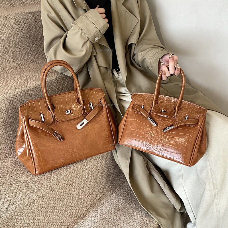 2025 New Fashionable Women's Shoulder Bag Designer Luxury Crocodile Leather Texture Metal Lock Handbag Practical Flip Commuter Crossbody Bag Stor