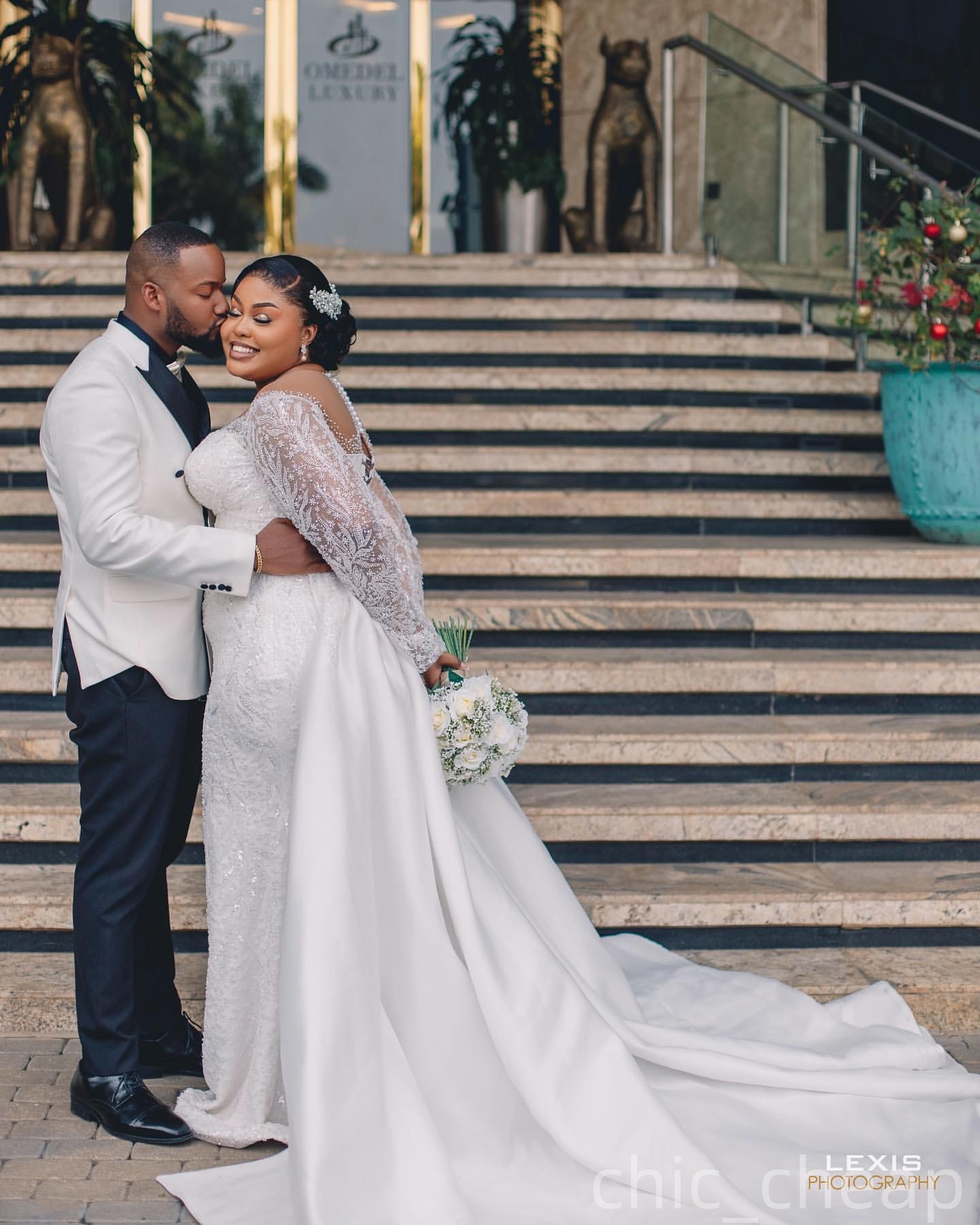 2025 Aso Ebi Plus Size Ivory Wedding Dress Beaded Full Sleeves Sequined Lace Detachable Train Sparkly Vintage Bridal Gowns Dresses ZJ0657