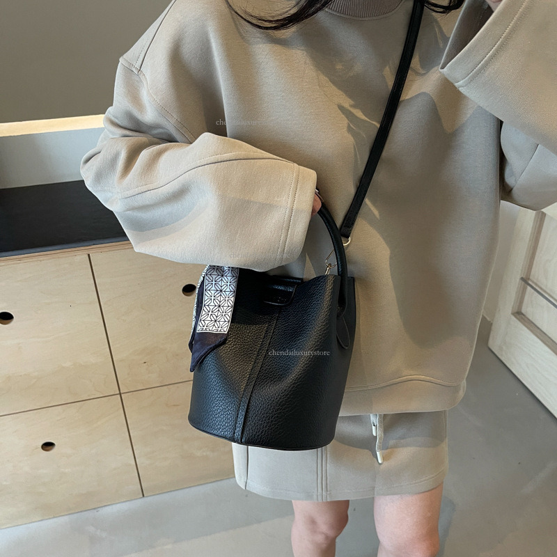 New Soft Leather Minimalist Designer Bag, Women's Shoulder Bag, Lychee Patterned Bucket Baozi Mother Bag, 2025 Fashionable Large Capacity Crossbo