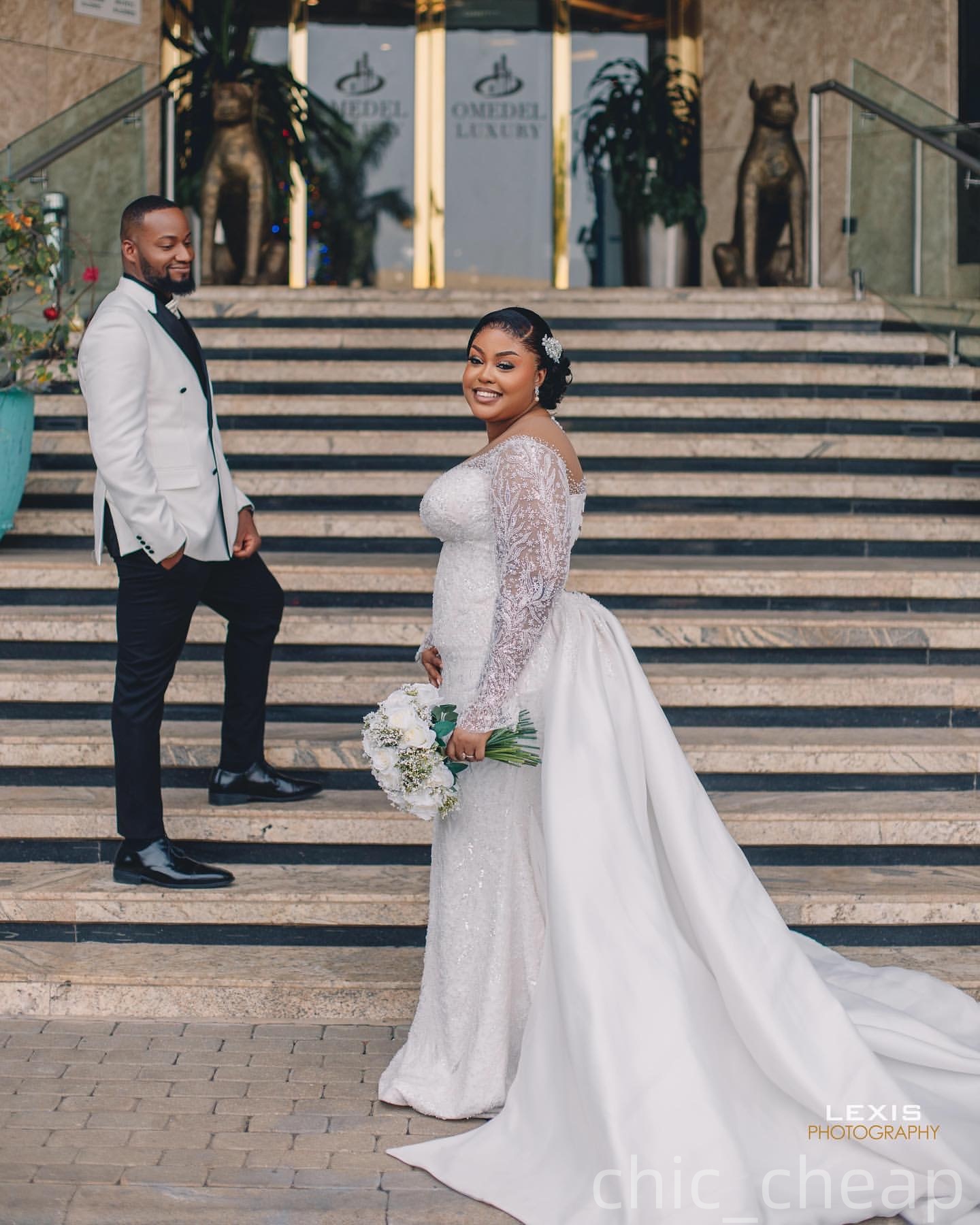 2025 Aso Ebi Plus Size Ivory Wedding Dress Beaded Full Sleeves Sequined Lace Detachable Train Sparkly Vintage Bridal Gowns Dresses ZJ0657