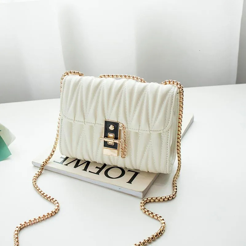 Chinese Embroidered Handbags: Guangzhou Women's Autumn/winter European & American Style Dia Embroidery Thread Lock Single New Free Delivery Desig