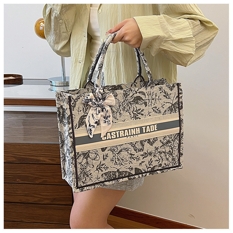 Designer's New Trendy Handbag, Women's Fashionable Printed Butterfly Shoulder Bag, Large Capacity High-quality Tote Bag, Size Shopping Bag 3