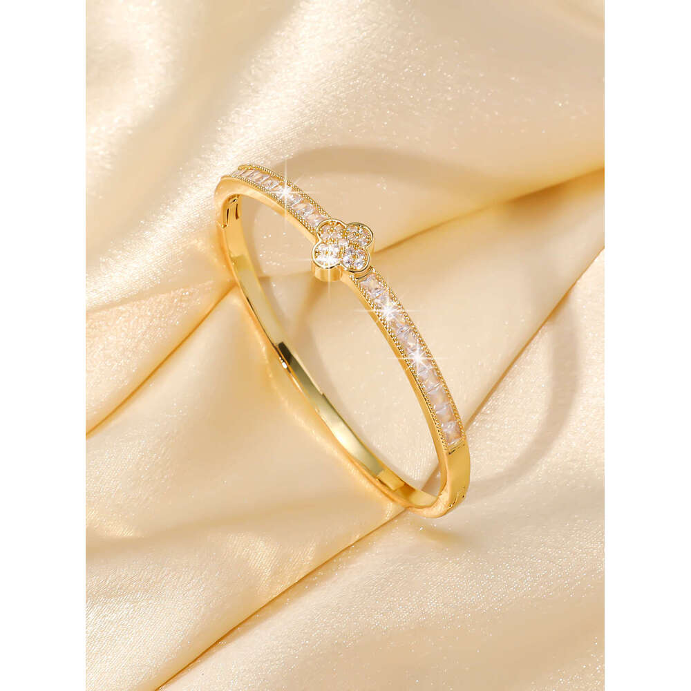 2025 clover bracelet and atmospheric setting with zircon ,Instagram personalized designer jewelry with box