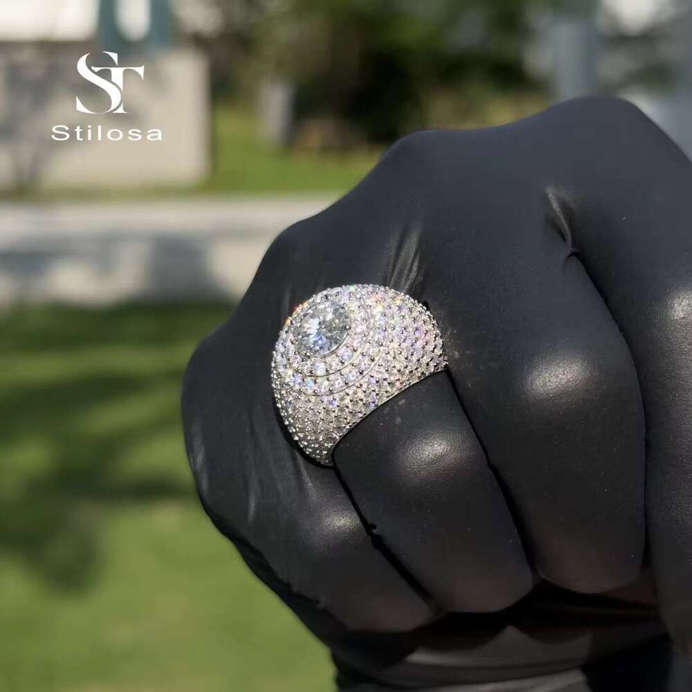 Fashion jewelry made of pure silver paired with VVS hip-hop carbon silica ice out ring