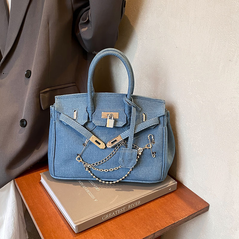 2025 Women's Personalized Denim Handbag Designer, Worn-out Needle Chain Shoulder Crossbody Bag, Flip Metal Buckle Casual Storage Bag, Commuting B