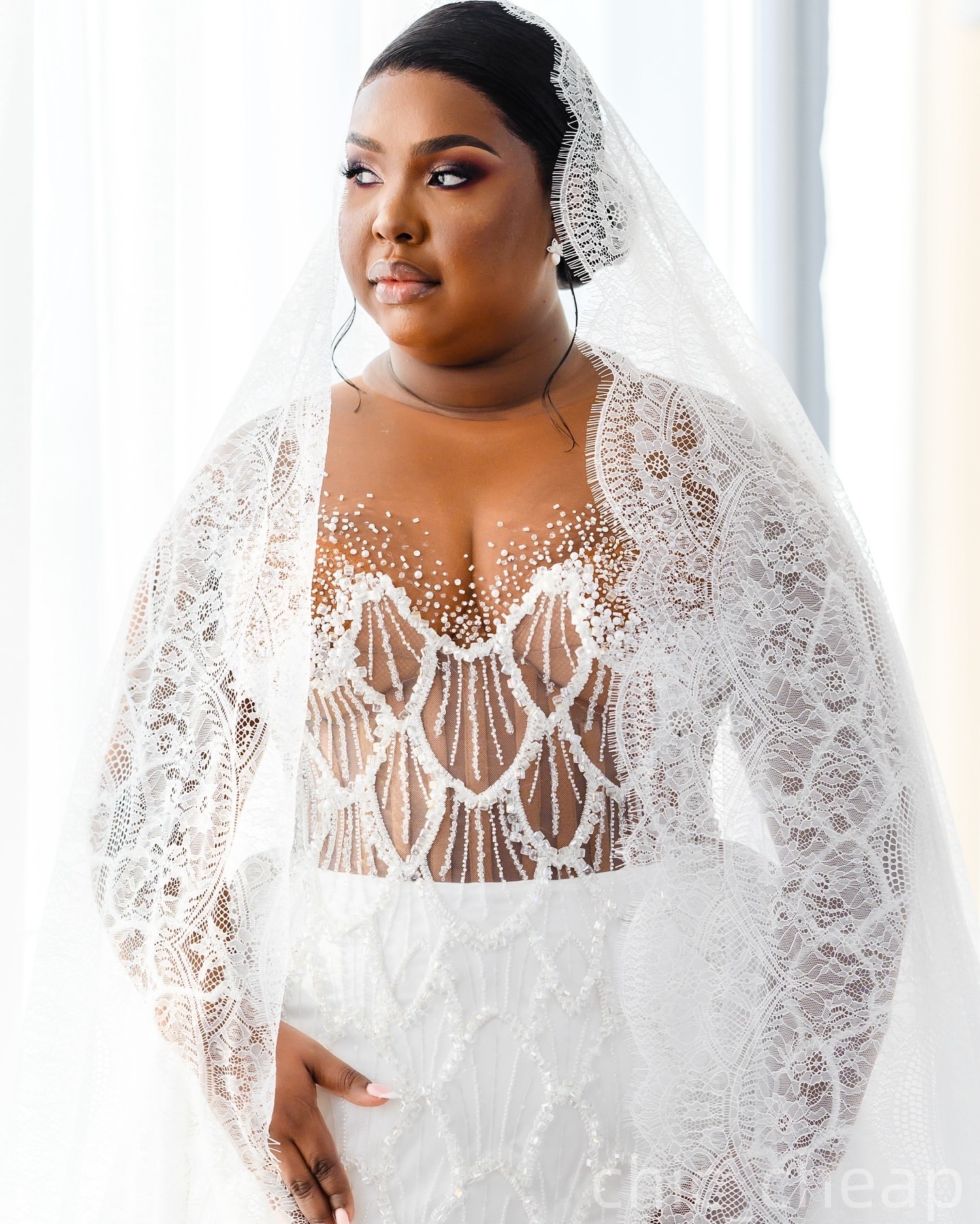 2025 Aso Ebi Plus Size Ivory Wedding Dress Beaded Sequined Sheath Illusion Satin Detachable Train Sparkly Vintage Bridal Gowns Dresses ZJ0658