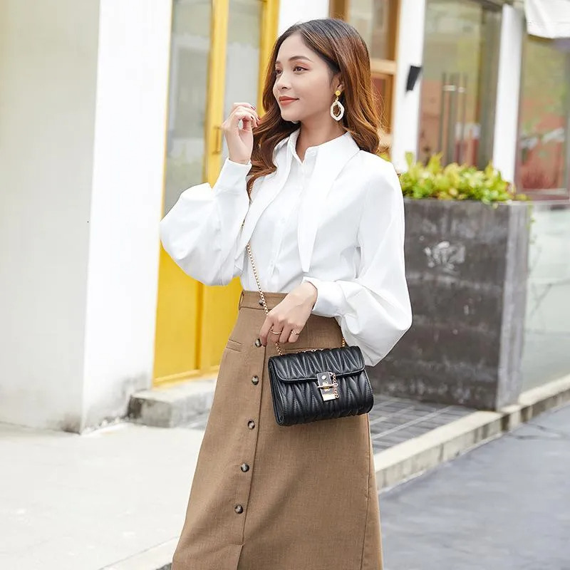 Chinese Embroidered Handbags: Guangzhou Women's Autumn/winter European & American Style Dia Embroidery Thread Lock Single New Free Delivery Desig