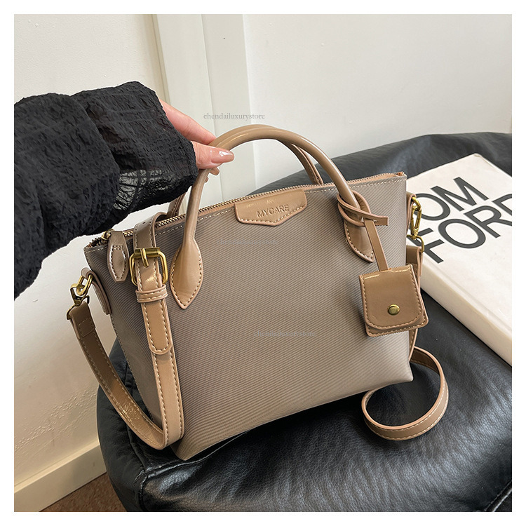 Designer Oxford Cloth Shoulder Bag Women's Simple Contrasting Letter Handbag 2025 New Fashionable Lightweight Commuting Shoulder Bag Crossbody Ba