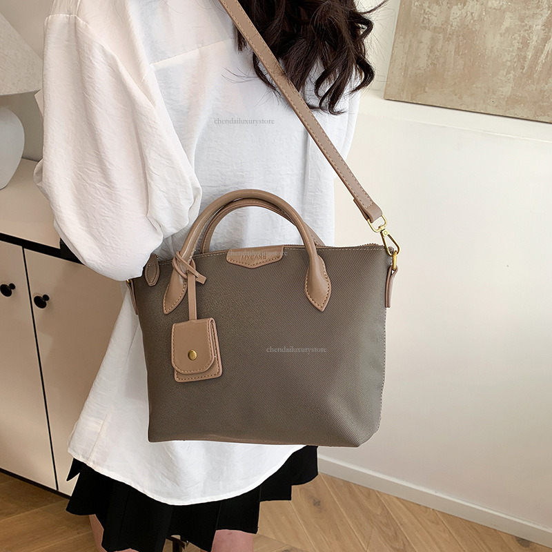 Designer Oxford Cloth Shoulder Bag Women's Simple Contrasting Letter Handbag 2025 New Fashionable Lightweight Commuting Shoulder Bag Crossbody Ba